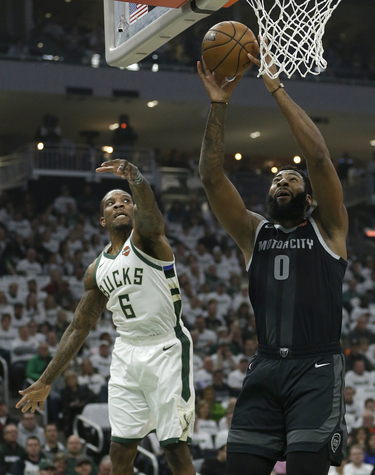 Bucks 121, Pistons 86